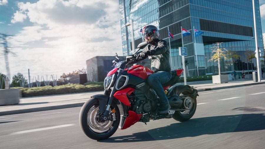 Ducati Diavel V4 riding through the city