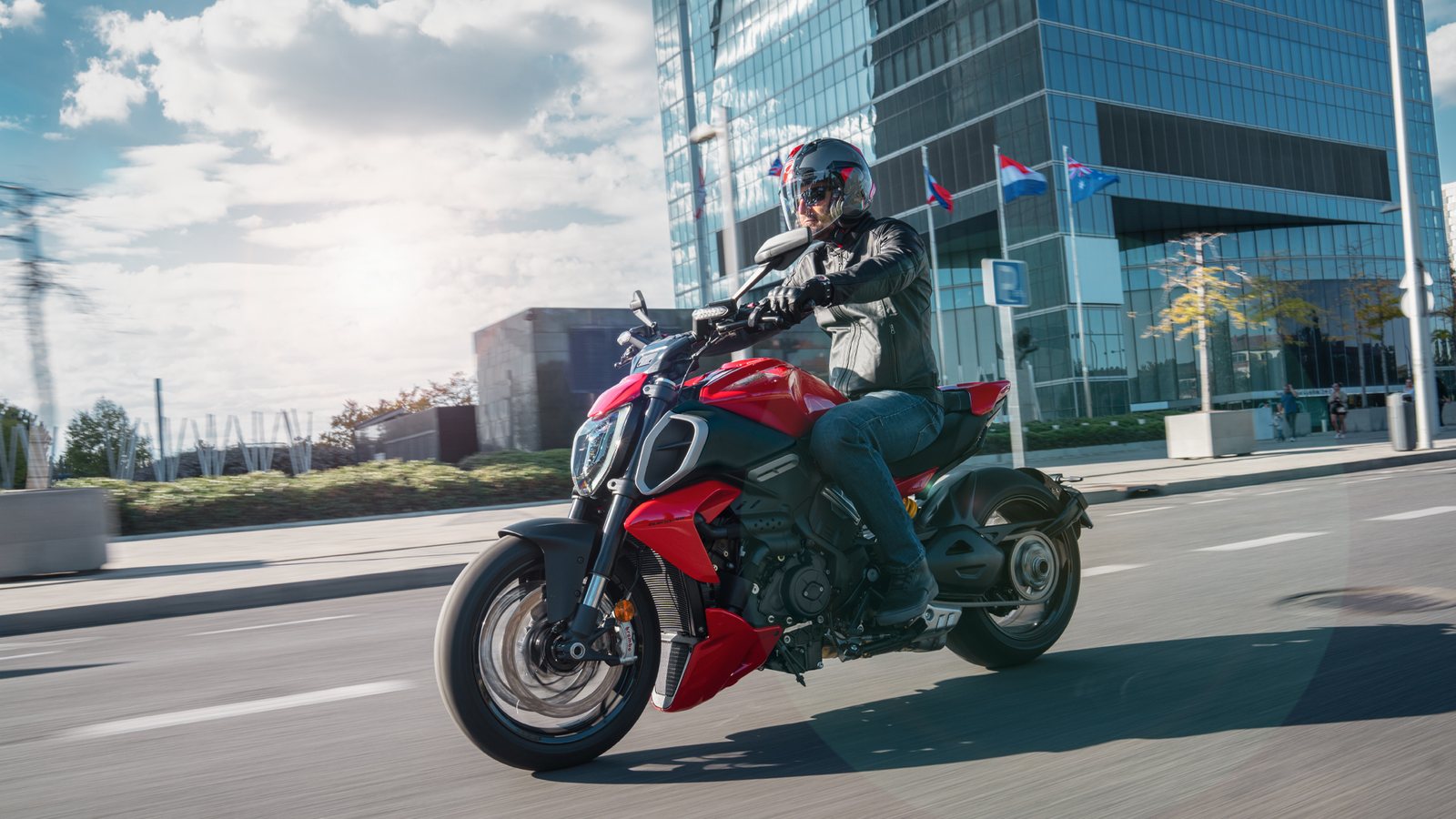 Ducati Diavel V4 riding through the city